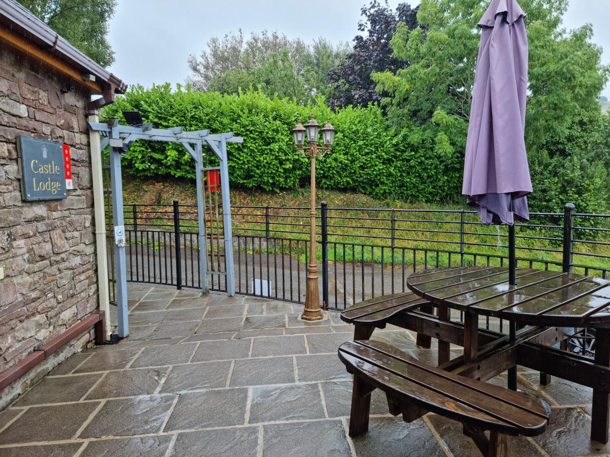 Sennybridge Castle Lodge - Brecon Beacons Accommodation מראה חיצוני תמונה
