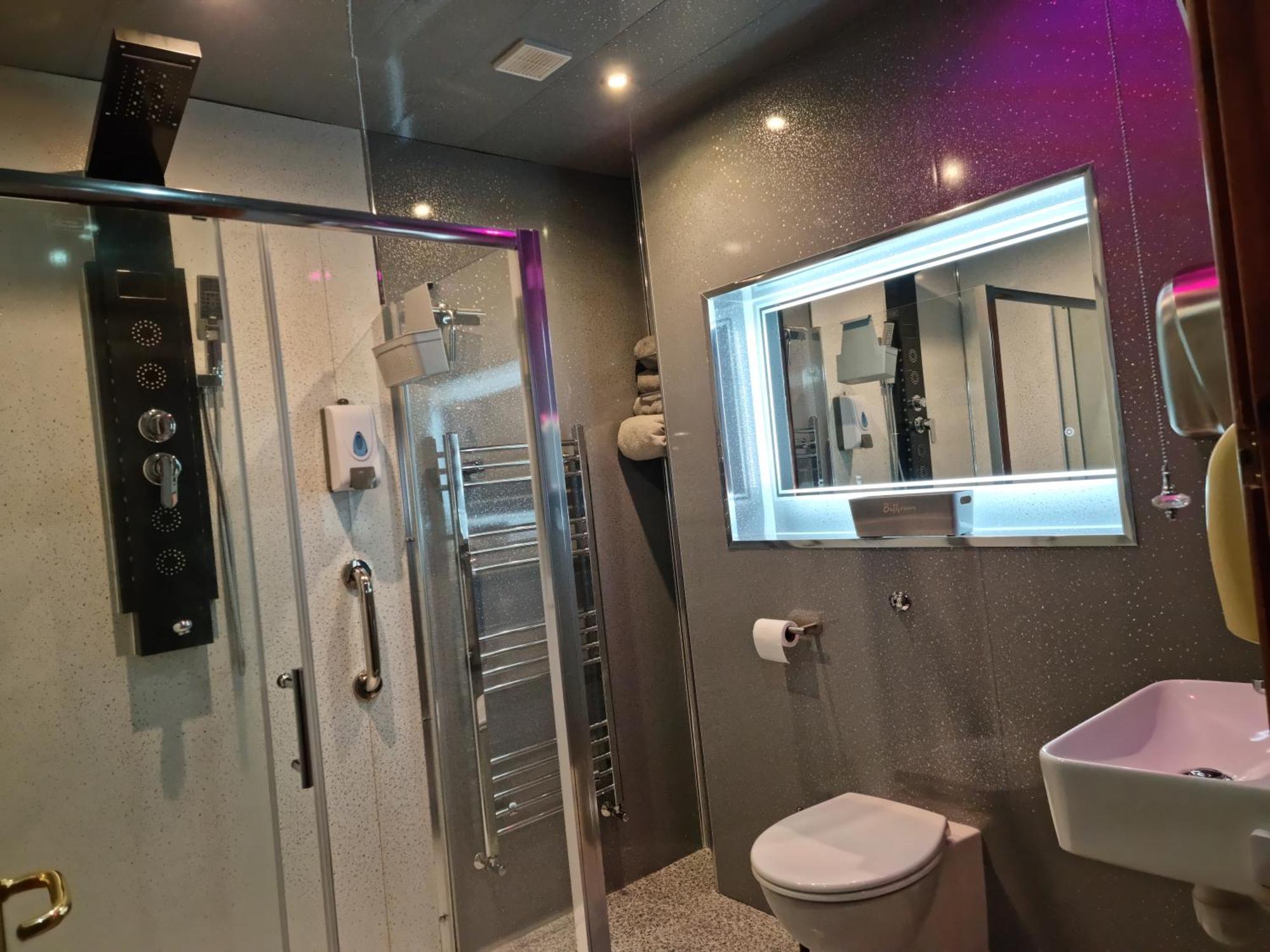 Sennybridge Castle Lodge - Brecon Beacons Accommodation מראה חיצוני תמונה