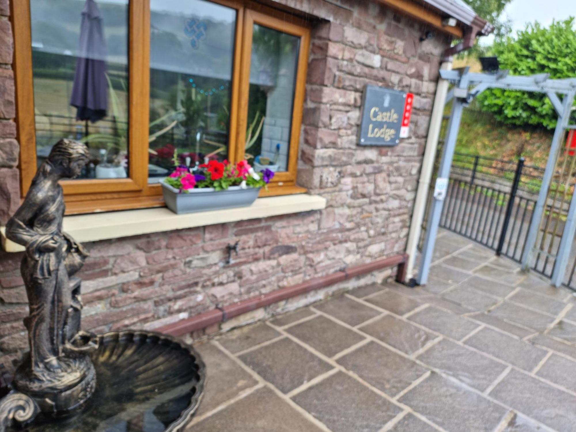 Sennybridge Castle Lodge - Brecon Beacons Accommodation מראה חיצוני תמונה