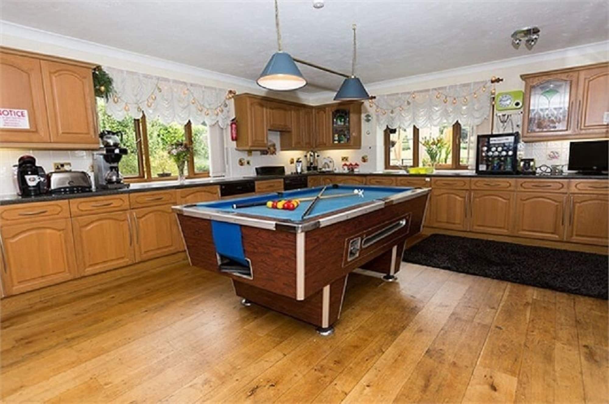 Sennybridge Castle Lodge - Brecon Beacons Accommodation מראה חיצוני תמונה